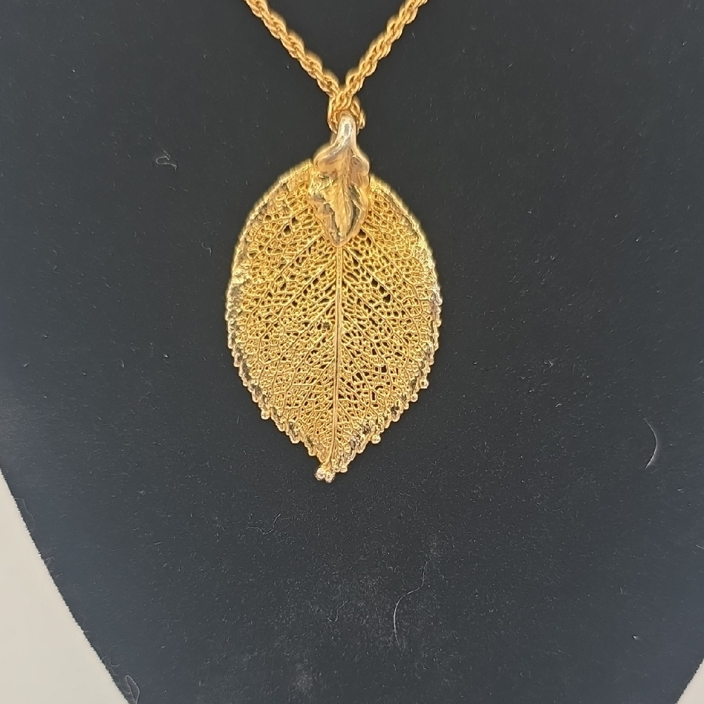 Elegant Gold Leaf Pendant Necklace - Picture 2 of 4